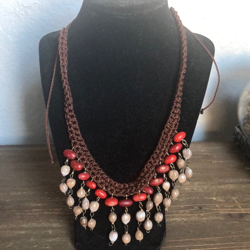 Adjustable necklace decorated with beans